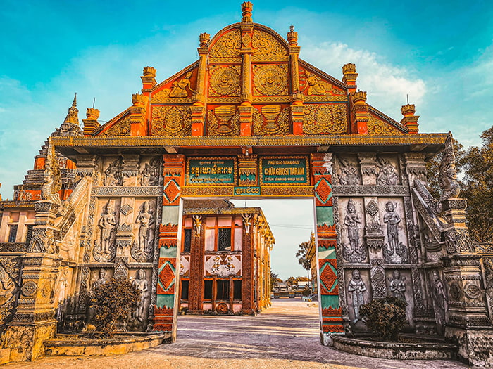 Vãn cảnh chùa Ghositaram Bạc Liêu - Cổng chùa với thiết kế lạ mắt
