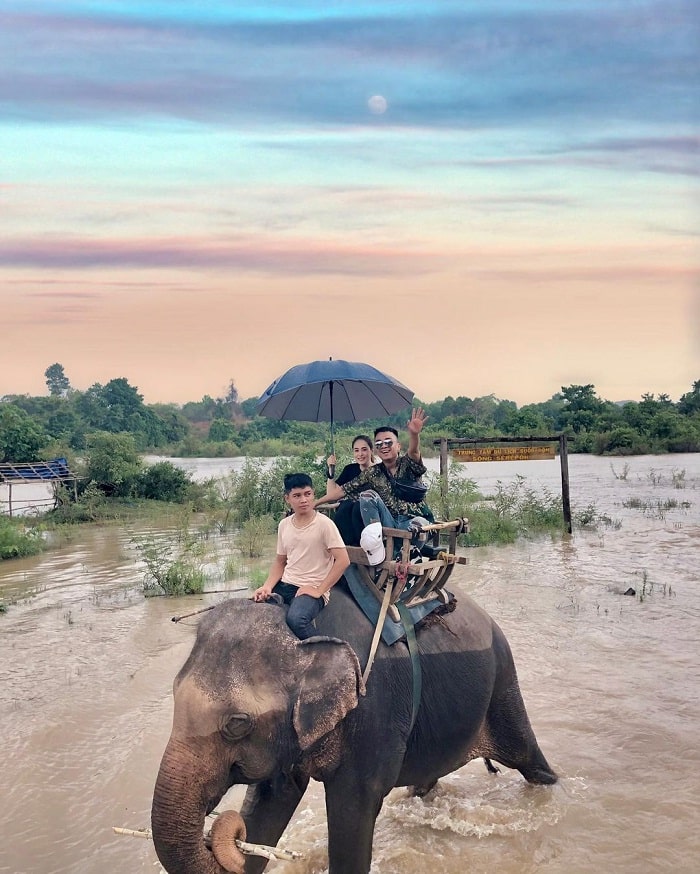 cưỡi voi - hoạt động hấp dẫn tại thác Bảy Nhánh ở Đắk Lắk