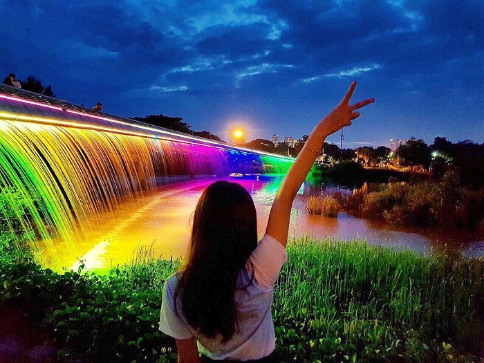 Những địa điểm đi chơi đêm ở Sài Gòn - Hồ Bán Nguyệt, Cầu Ánh Sao