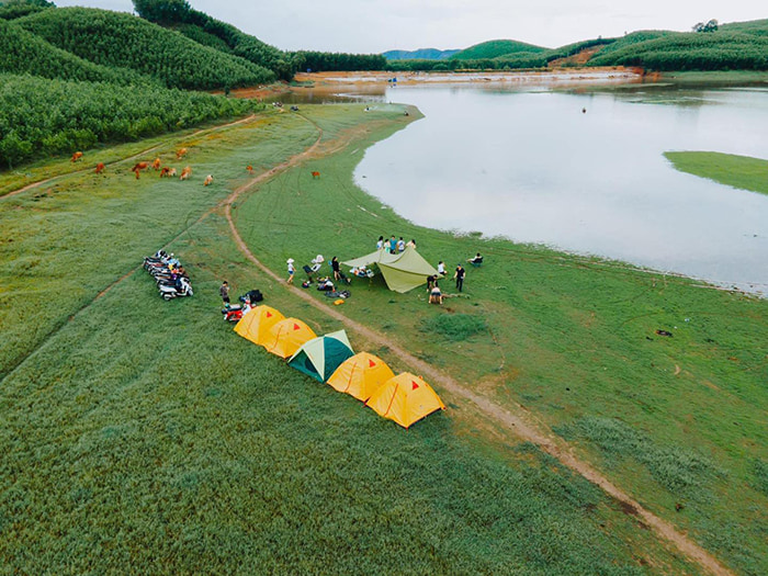 Hồ Sơn Thọ: Hồ Sơn Thọ là một trong những hồ đẹp nhất tại Việt Nam với khung cảnh thiên nhiên tuyệt đẹp bao quanh. Nếu bạn yêu thích sự thanh bình của thiên nhiên, hãy xem ảnh của hồ Sơn Thọ để nghỉ ngơi tinh thần.
