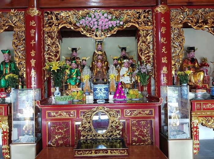 Điện thờ ở đền thờ Thánh Mẫu Liễu Hạnh Quảng Bình