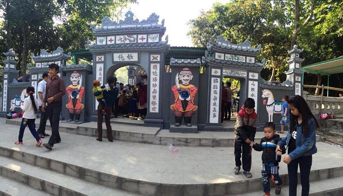 Du khách tham quan đền thờ Thánh Mẫu Liễu Hạnh Quảng Bình