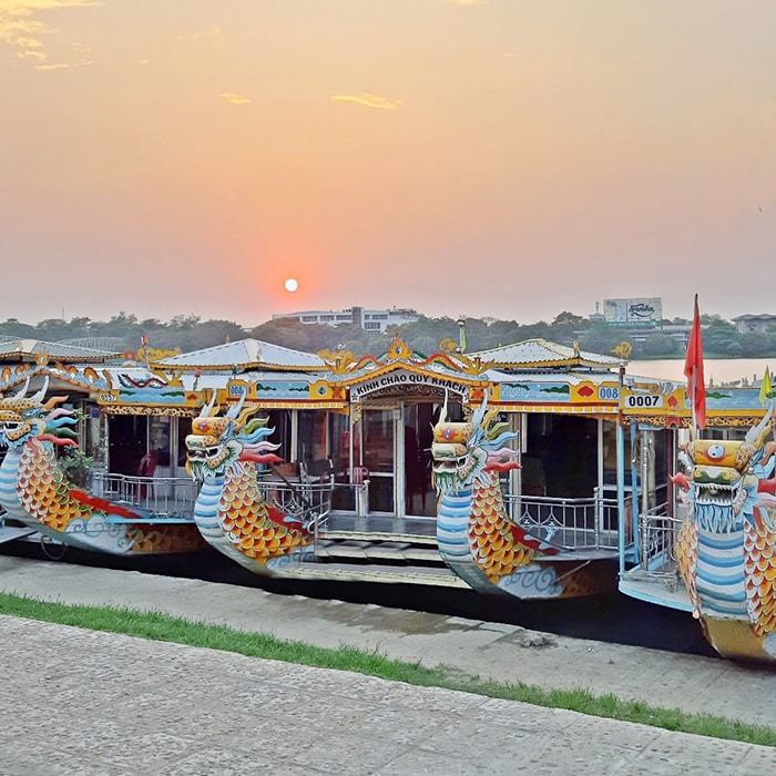 The beauty of Hue Huong River - Cruise for tourists
