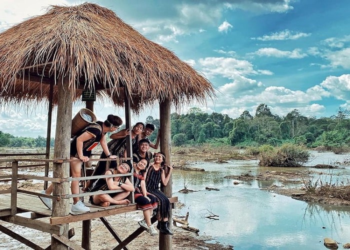 hóa thân thành người dân tộc - hoạt động thú vị tại thác Bảy Nhánh ở Đắk Lắk