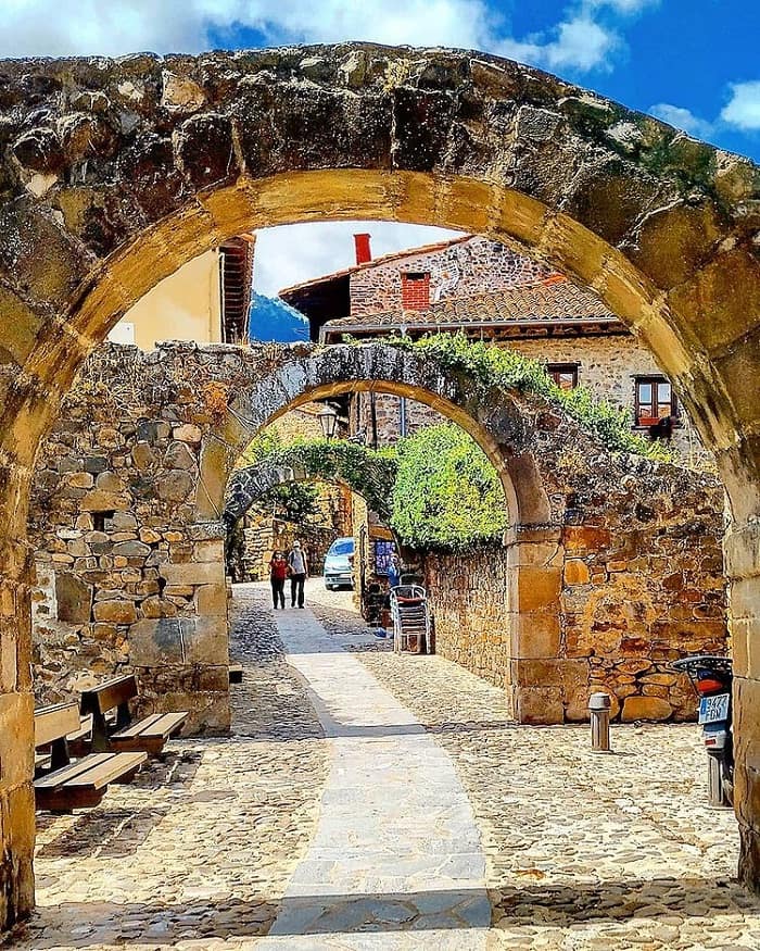 khu phố cổ - điểm đến nổi bật tại ngôi làng Potes ở Tây Ban Nha