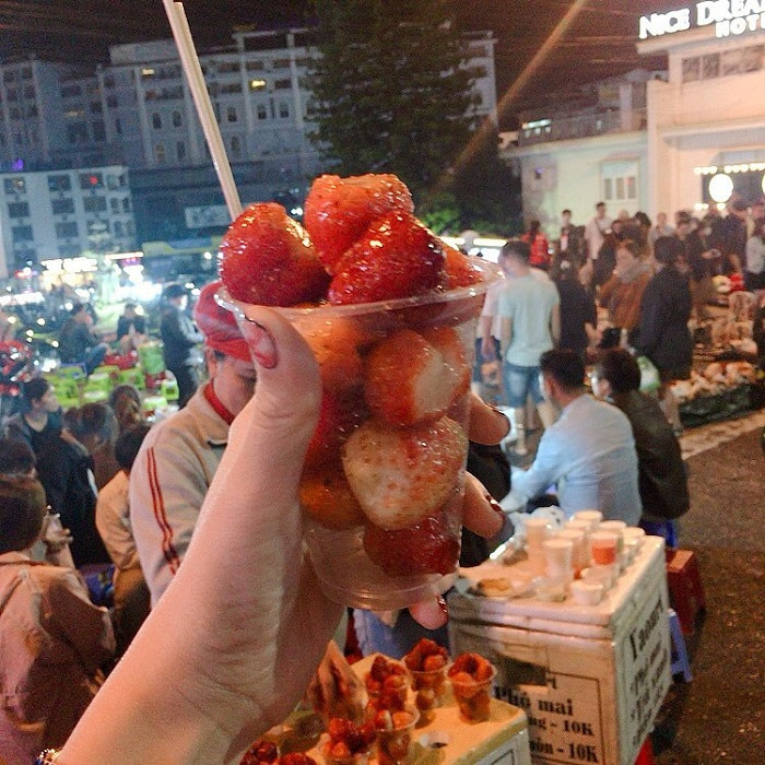 Dalat night food - strawberry shake the night market
