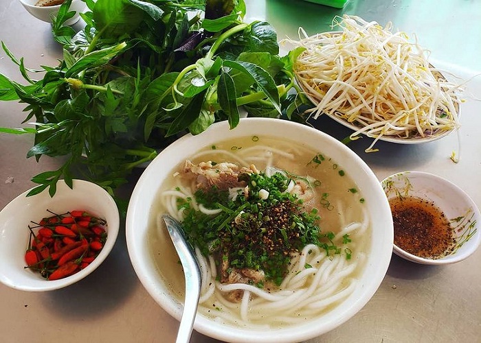 nhiều rau ăn kèm - điểm thú vị của Bánh canh Trảng Bàng Tây Ninh 