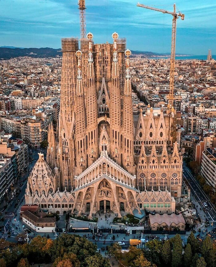 Kiến trúc nổi bật của nhà thờ La Sagrada Familia tại thành phố Barcelona