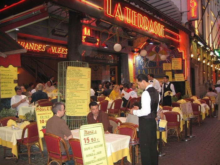 Những quán ăn đông đúc buổi tối trong Phố ẩm thực Rue des Bouchers ở thủ đô Brussels
