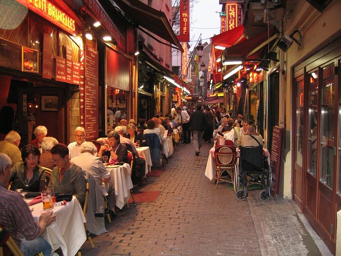 Con Phố ẩm thực Rue des Bouchers ở thủ đô Brussels với những chiếc bàn ngồi kín hai bên