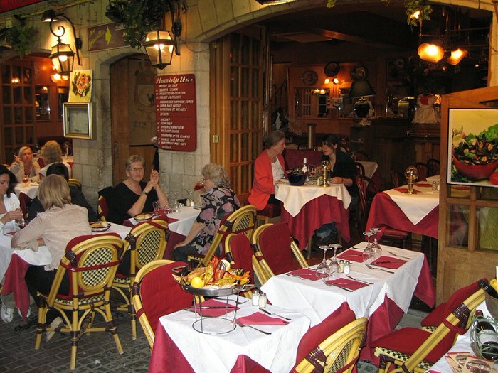 Một quán ăn trong phố ẩm thực Brussels - Phố ẩm thực Rue des Bouchers ở thủ đô Brussels