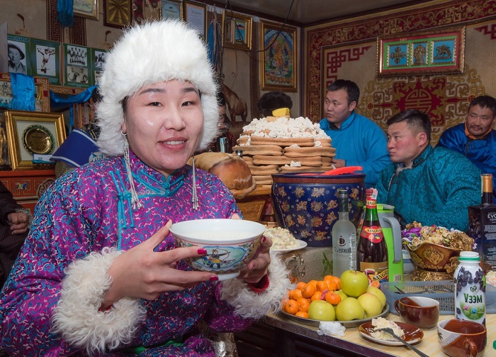 Phong tục đón Tết của người Mông Cổ - quỳ gối uống rượu