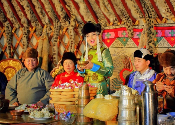 Phong tục đón Tết của người Mông Cổ - quây quần bên gia đình