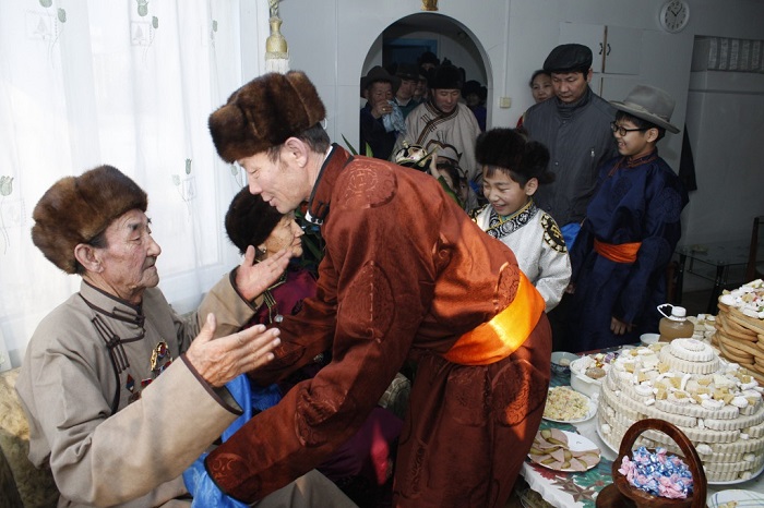 Phong tục đón Tết của người Mông Cổ - thăm hỏi người thân