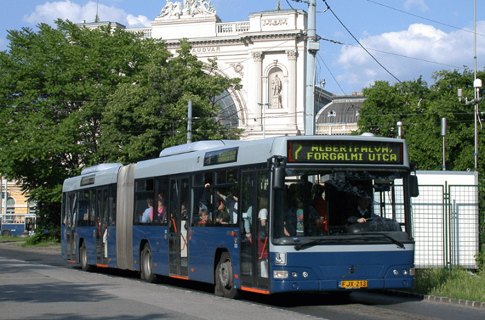 Phương tiện đi lại ở Budapest - xe bus di chuyển ở nội thành