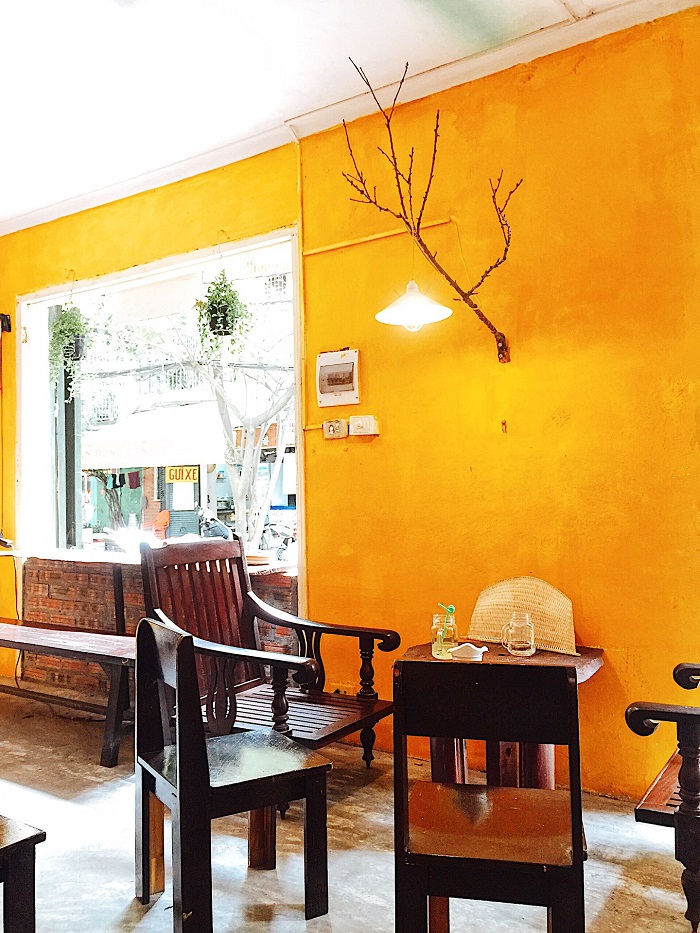 Golden tone cafes in Hanoi-hamtruan