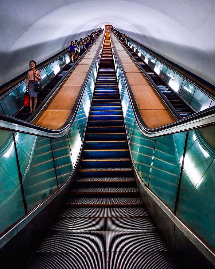 thang máy - hình thức di chuyển chính xuống ga tàu điện ngầm Bình Nhưỡng 