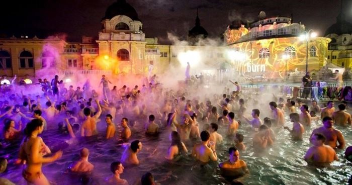 Văn hóa Hungary - lễ hội tắm đêm