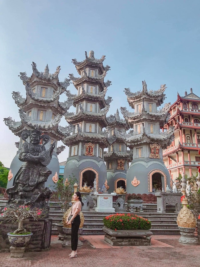 vườn tháp - điểm check in ấn tượng tại Chùa Cao Linh 