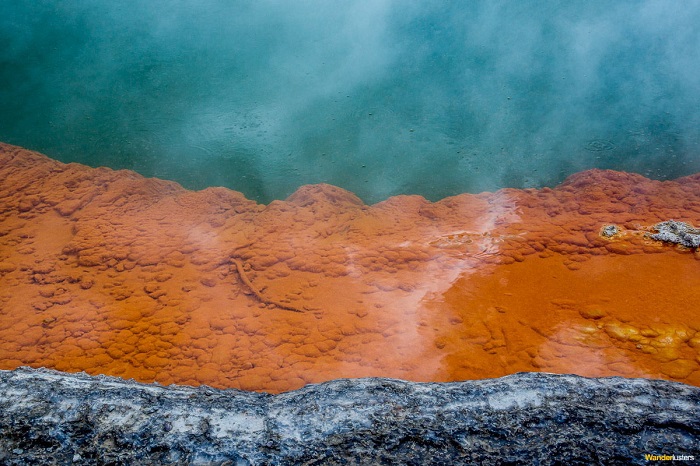 Màu đỏ cam được hình thành từ oxit sắt tại hồ nước sủi bọt ở New Zealand
