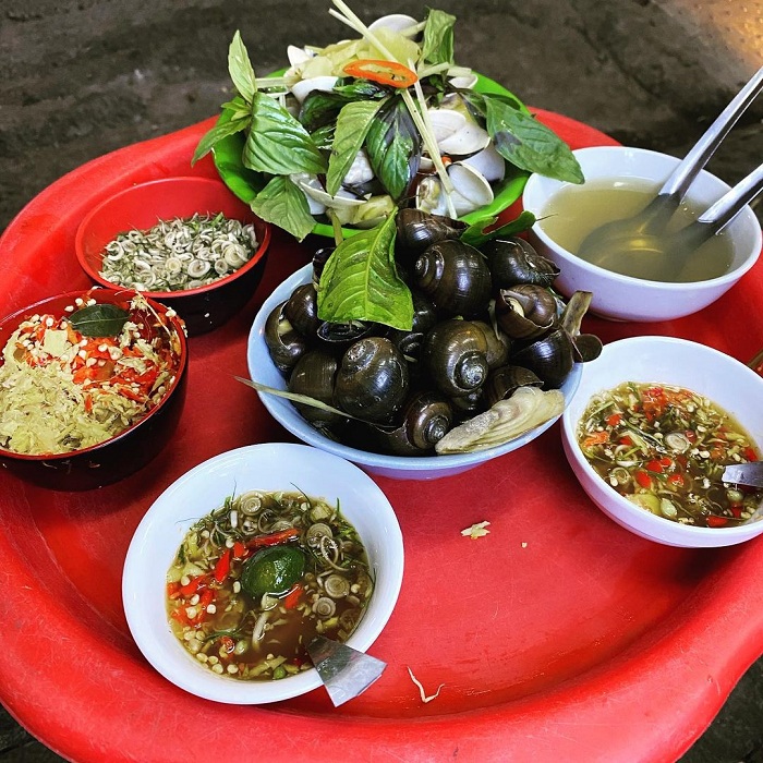 what to eat at Chua Lang street - delicious boiled snail dish