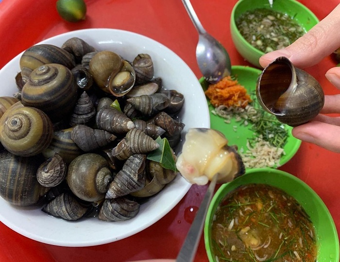 what to eat at Chua Lang street - delicious boiled snail dish