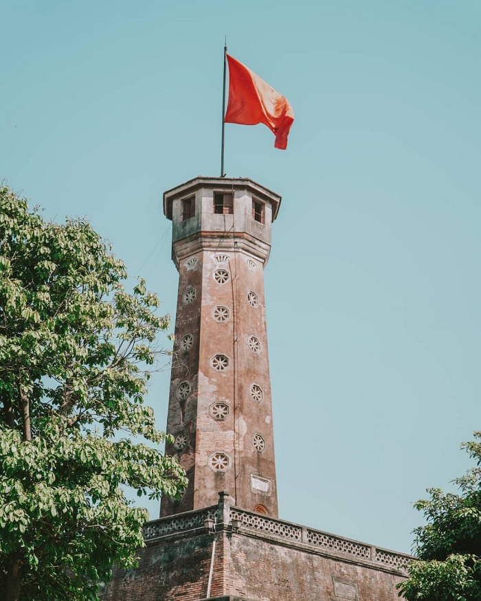 Cột cờ Hà Nội là địa điểm tham quan quận Ba Đình nổi tiếng