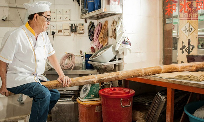 Kỹ thuật nhào bột đặc biệt của mì gậy tre Hồng Kông