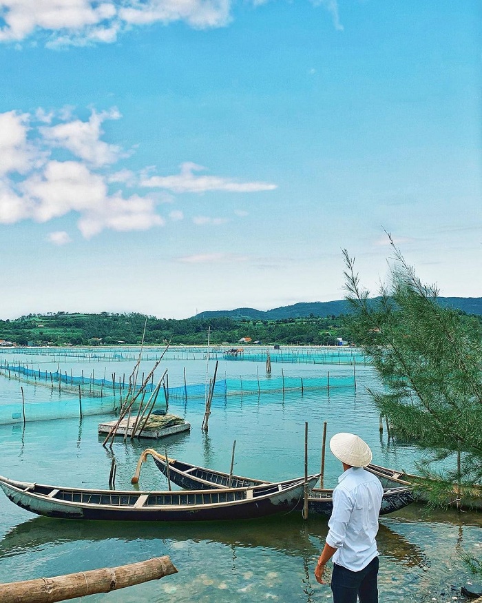 đầm Ô Loan là một trong những đầm nước nổi tiếng của Việt Nam