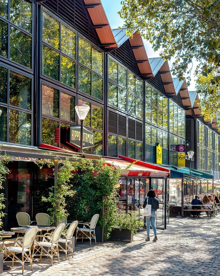 Những cửa hàng san sát nhau trong làng Bercy Paris