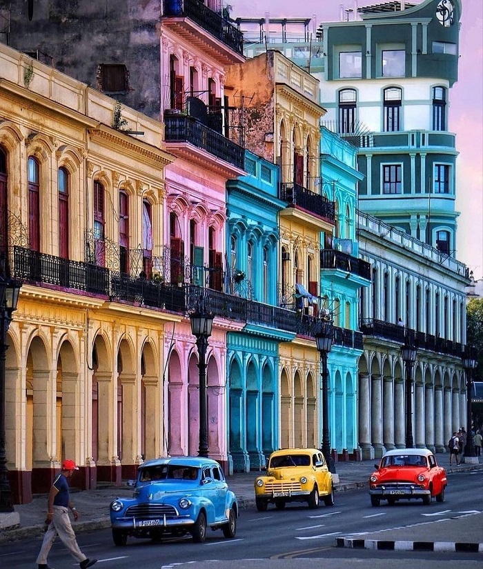 Plaza Vieja là một trong những điểm tụ họp sôi động nhất của Havana - Phố cổ Havana
