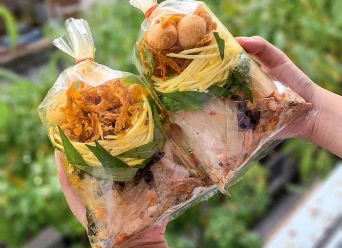 Delicious snacks in Saigon - Chu Vien mixed rice paper
