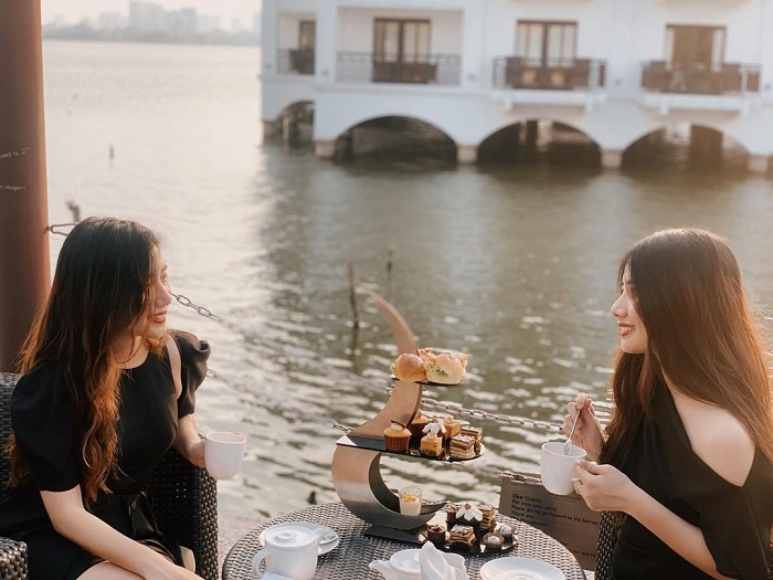 Sunset Bar – InterContinental West Lake Hanoi Villa Des Fleurs is an afternoon tea shop in Hanoi with a view of West Lake