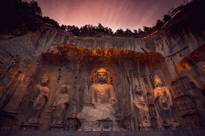 Các hình chạm khắc trong hang động Long Môn rất lộng lẫy.