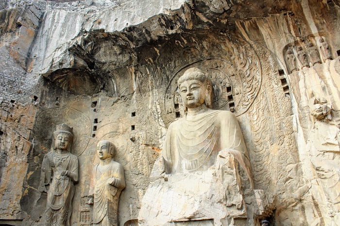 Bức tượng Phật lớn nhất cao 17,14 mét trong Hang động Long Môn