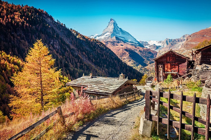 Đi bộ trên những con đường mòn bên dưới Matterhorn - trải nghiệm du lịch Thụy Sĩ