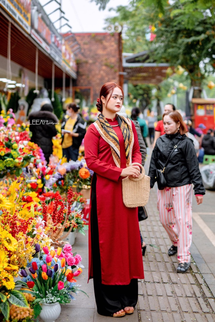 Chợ đông ba địa điểm chụp hình Tết ở Huế 
