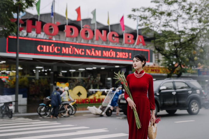 Chợ đông ba địa điểm chụp hình Tết ở Huế 
