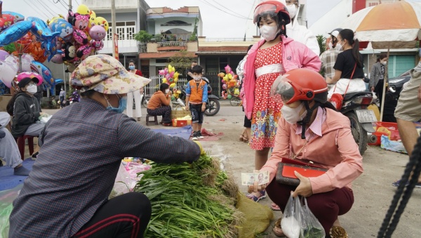  người dân buôn bán ở lễ hội mùa xuân ở Bình Định Chợ Gò