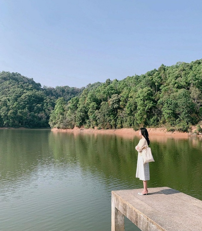 Ngoài cánh đồng Mường Thanh, bạn cũng có thể đi thăm hồ Pá Khoang gần đó