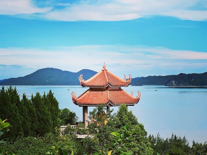 địa điểm du lịch Quảng Ninh Tết Nguyên đán - chùa Cái Bầu