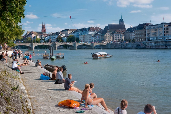 Tắm sông Rhine ở Basel là trải nghiệm du lịch Thụy Sĩ