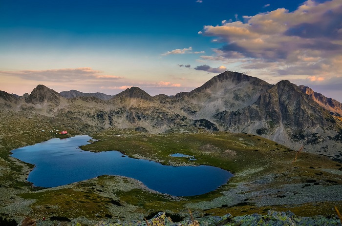 Hồ Tevno Ezero là điểm du lịch nổi tiếng ở dãy núi Pirin
