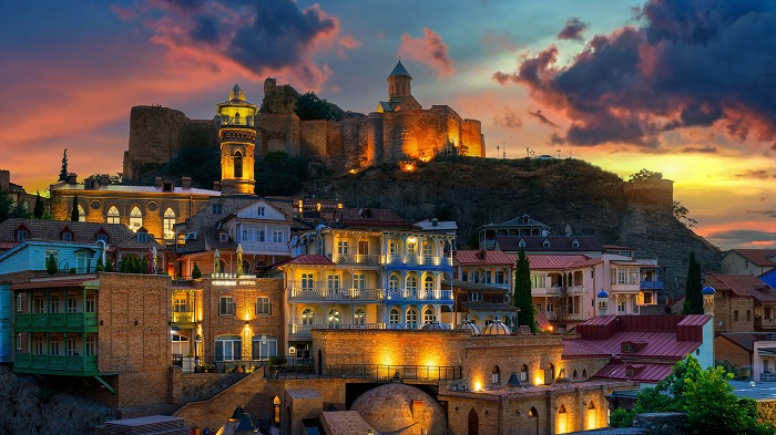 phố cổ Tbilisi nằm dưới chân ngọn đồi hùng vĩ
