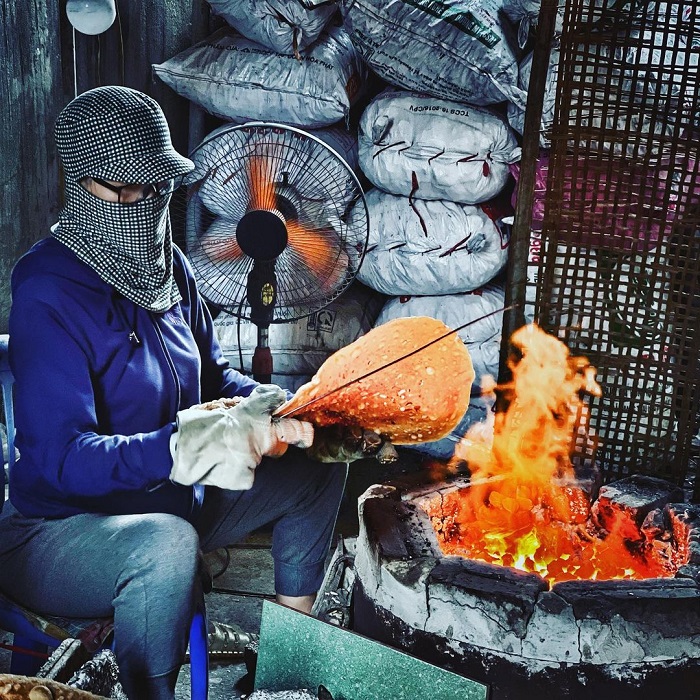 Sản xuất bánh đa dừa thủ công ở làng bánh đa Thổ Hà 