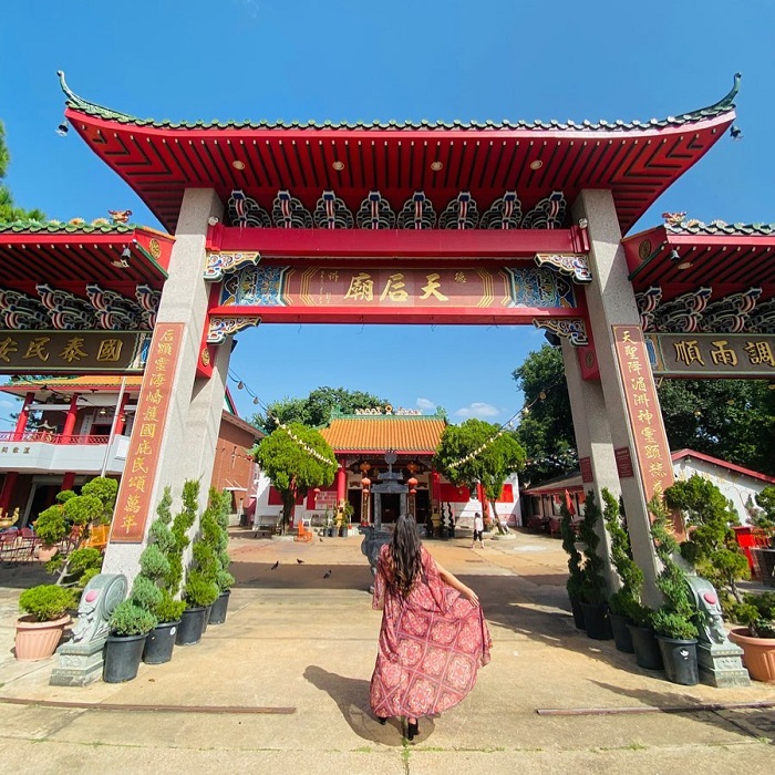 Ngôi chùa kiến trúc Trung Hoa này với những gam màu đỏ vàng ấn tượng