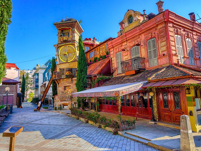 Phố cổ Tbilisi nhỏ gọn trông như một câu chuyện cổ tích
