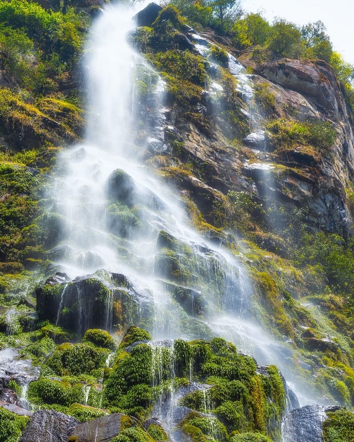 Thác Ong Chúa là thác nước đẹp ở Lào Cai đổ xuống từ vách núi cao sừng sững