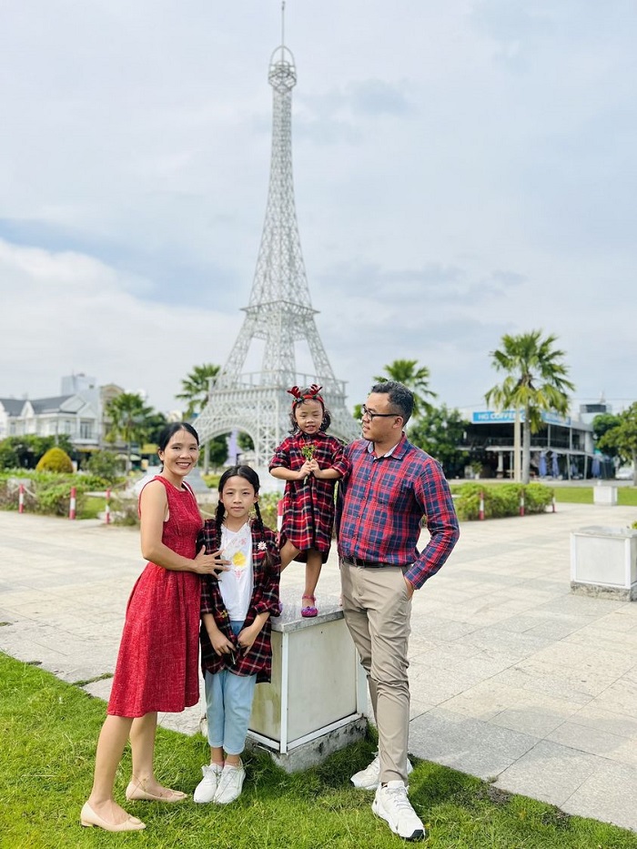 The Vietnamese version of the Eiffel Tower in 7 Wonders Park is a favorite destination of many tourists