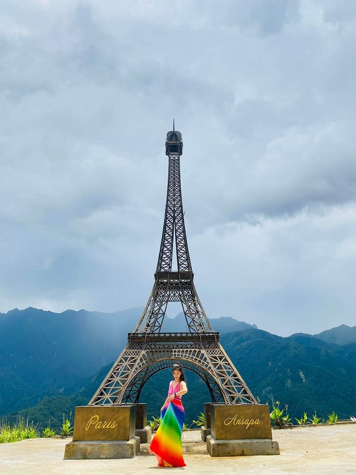 The Vietnamese version of the Eiffel Tower in Ansapa is checked in by many visitors